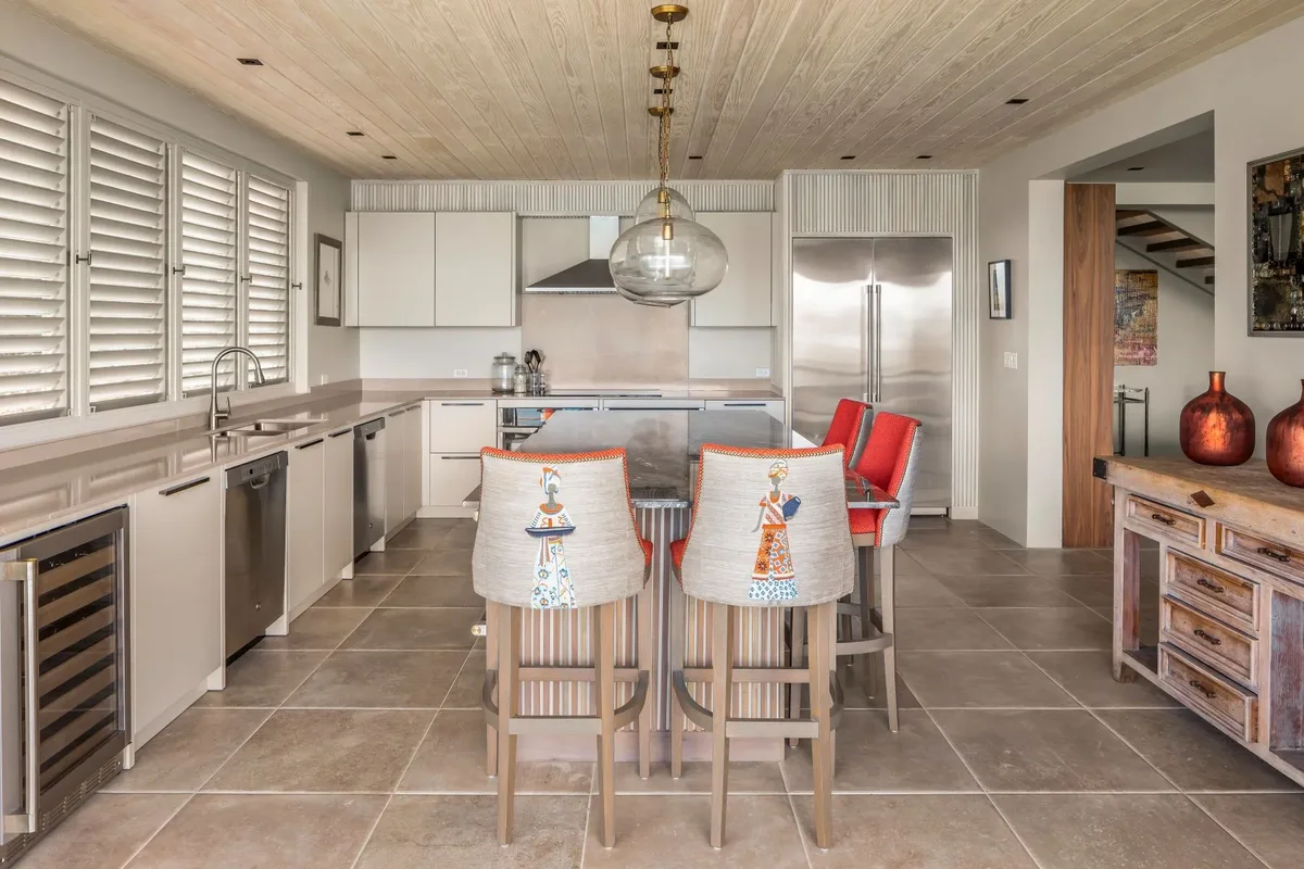 The kitchen and breakfast bar
