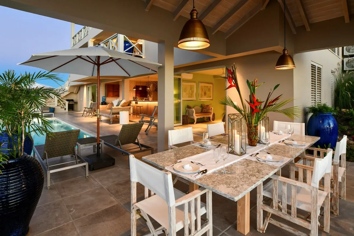 Outdoor dining beside the pool