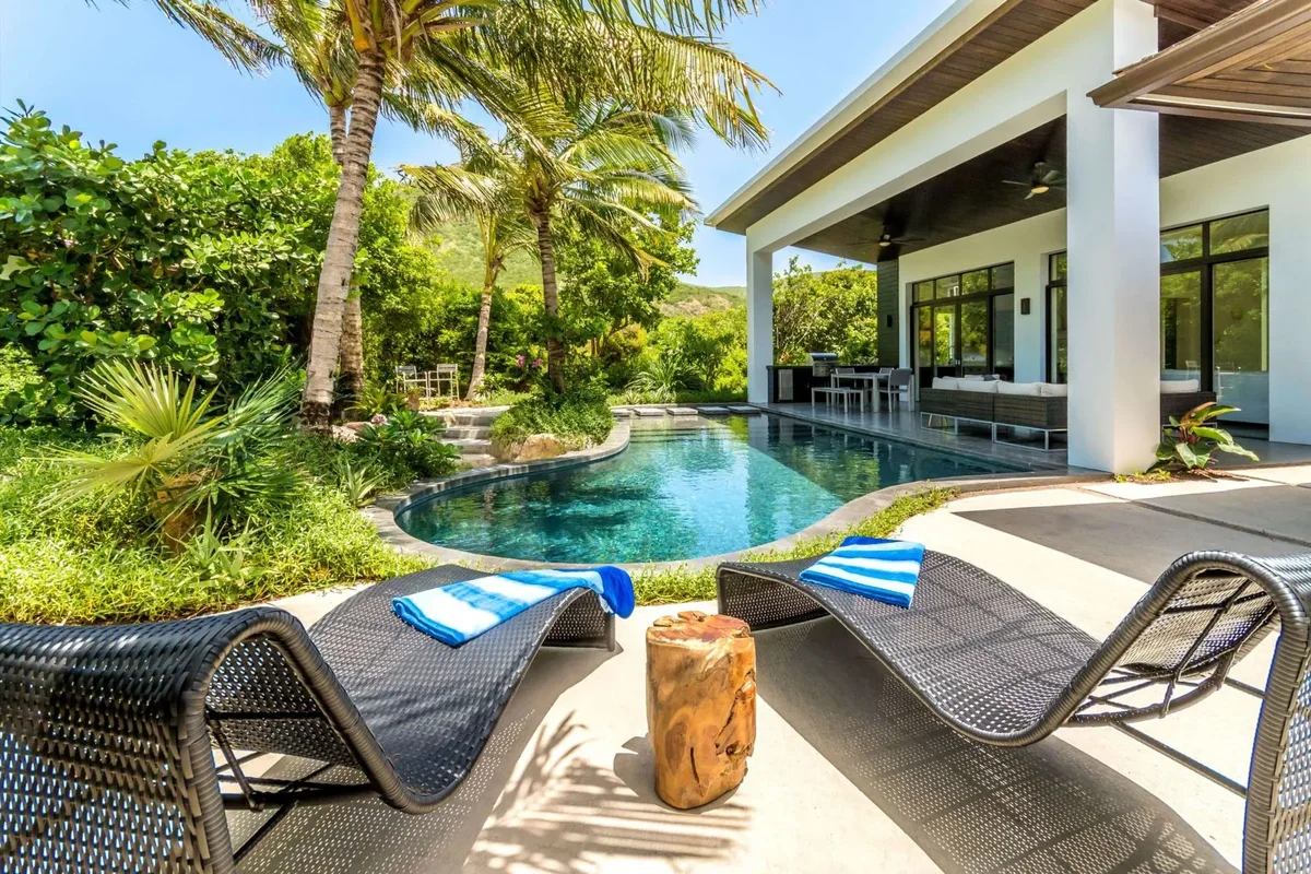 Loungers along the plunge pool
