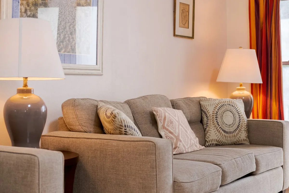 A sitting room with a corner sofa