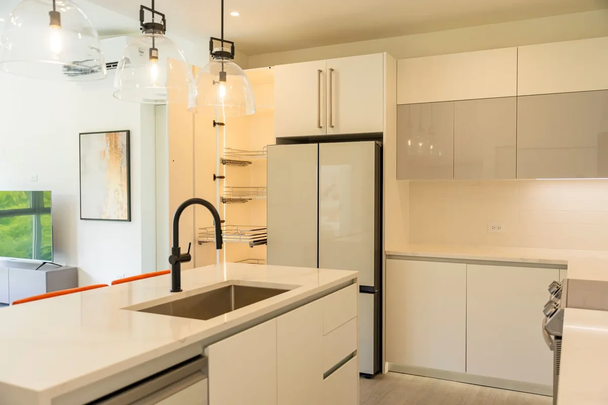 The kitchen with an integrated fridge